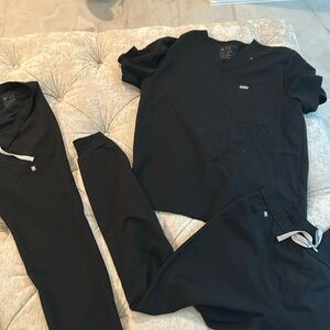 Figs 1 XL SHIRT 1 XL TRACK PANT 1 L / short wide leg